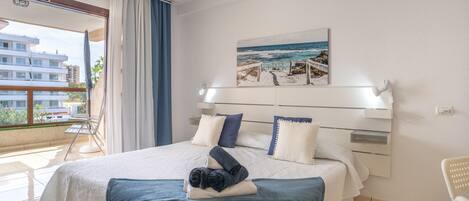 خزنة داخل الغرفة ومكواة/لوح كي وواي فاي مجانًا وملاءات أسرّة