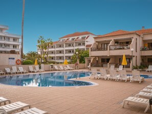 Utomhuspool och uppvÀrmd pool