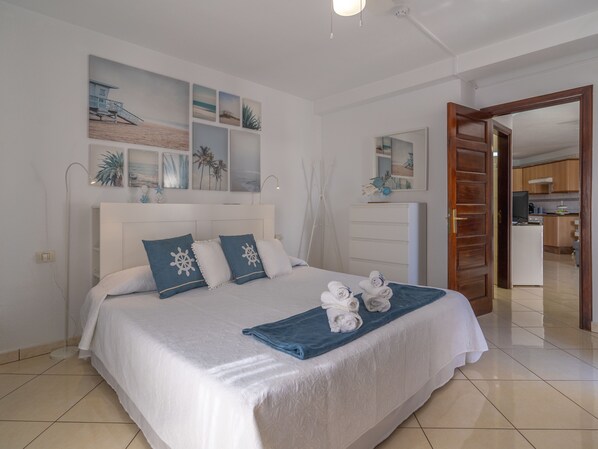 1 chambre, coffre-fort, fer et planche à repasser