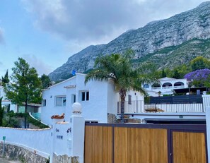 Exterior - Casa Marymon, Scenic Ocean and Mountain Views, Tranquility, Private Pool! (Dénia)