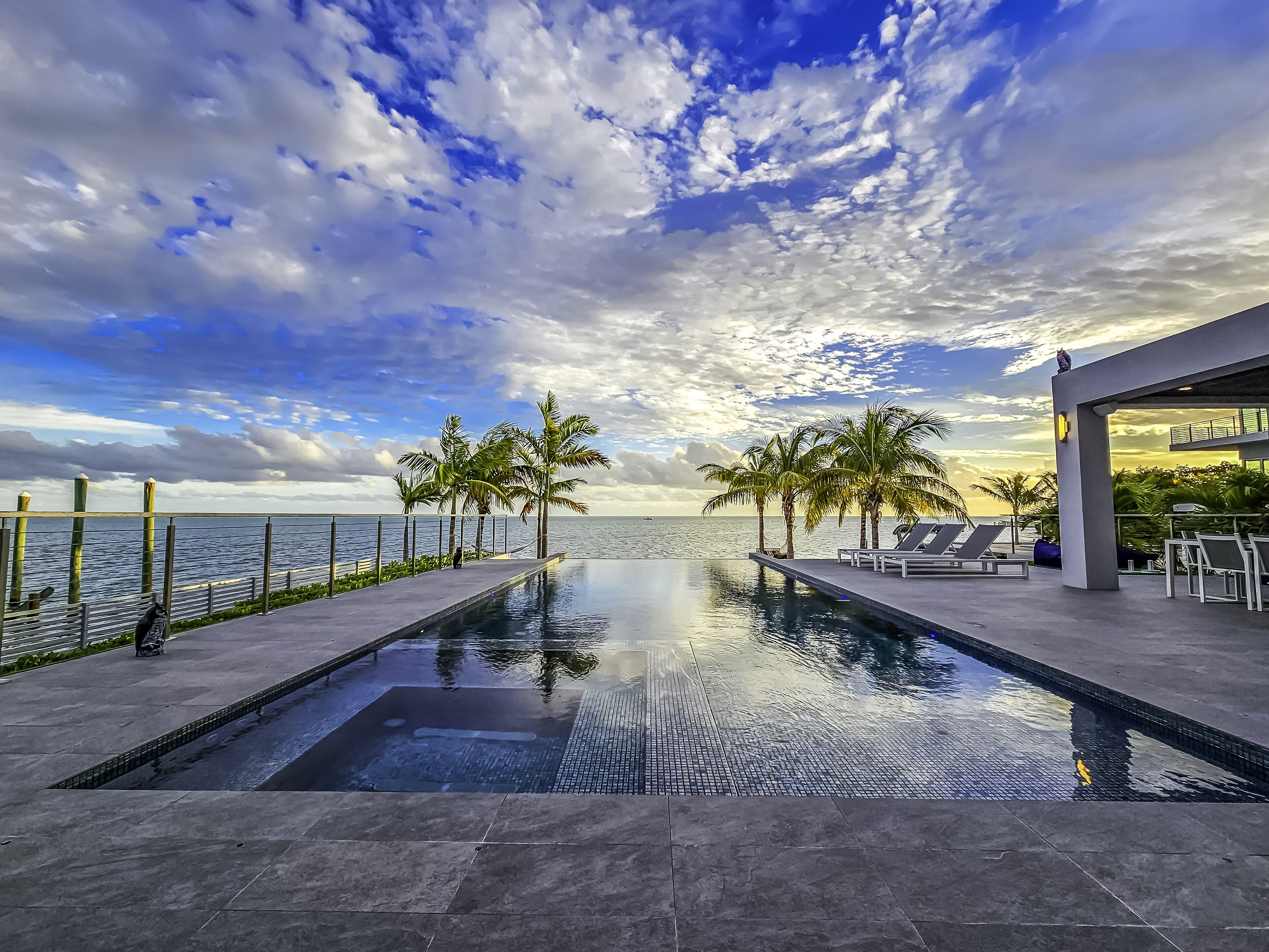 Luxury Oceanfront Mansion, Infinity Pool W/Spa, Dock