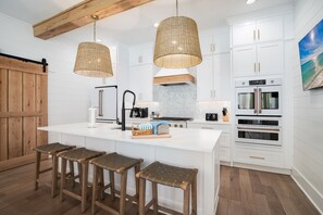 冷蔵庫、電子レンジ、オーブン、コンロ