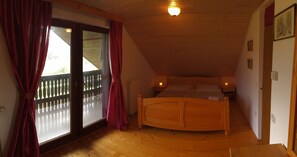 3 bedrooms, desk, iron/ironing board, WiFi