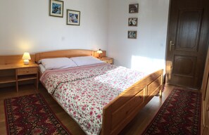 3 makuuhuonetta, työpöytä, silitysrauta/-lauta, ilmainen Wi-Fi