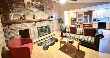Secluded Serenity Lg 4beds, 2.5 bath near Downtown