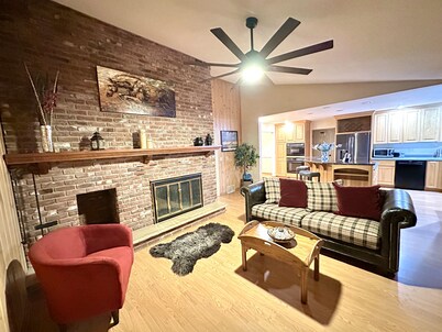 Secluded Serenity Lg 4beds, 2.5 bath near Downtown 