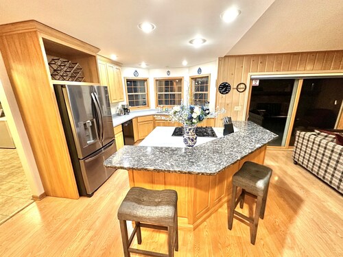 Secluded Serenity Lg 4beds, 2.5 bath near Downtown 