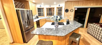 Secluded Serenity Lg 4beds, 2.5 bath near Downtown