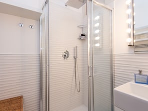 Shower, hair dryer, bidet, towels