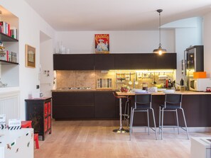 Réfrigérateur, micro-ondes, four, plaque de cuisson