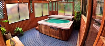 Adventure's Home Base - Hot Tub, King Sized Bed, and Enclosed Solarium!