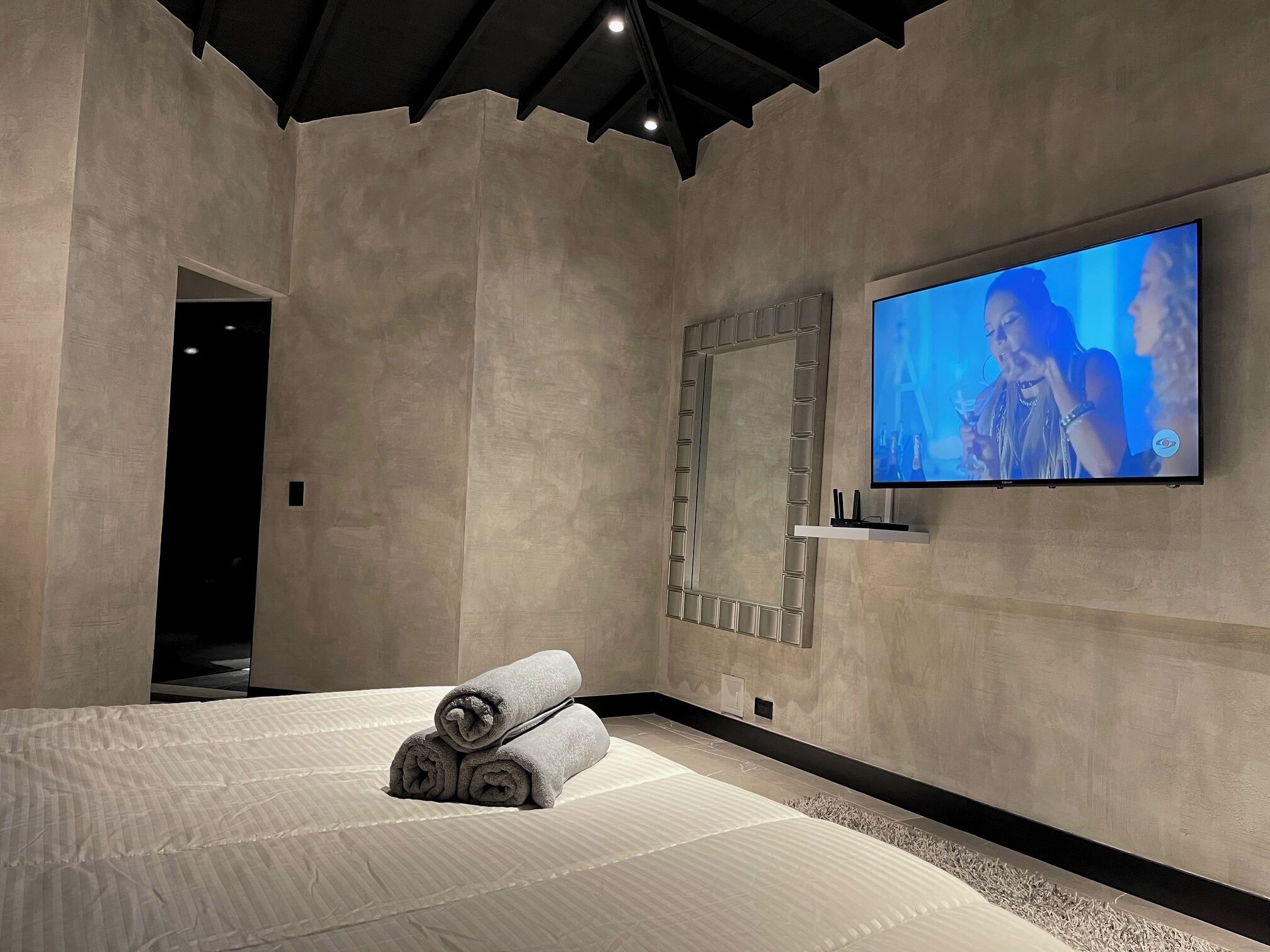 6 quartos, ferros/tábuas de passar roupa, Wi-Fi de cortesia