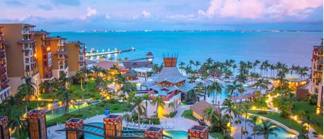 Utendørsbasseng og et oppvarmet basseng