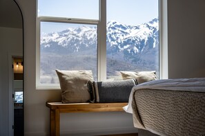 3 slaapkamers, een bureau, een strijkplank/strijkijzer, reisbedje