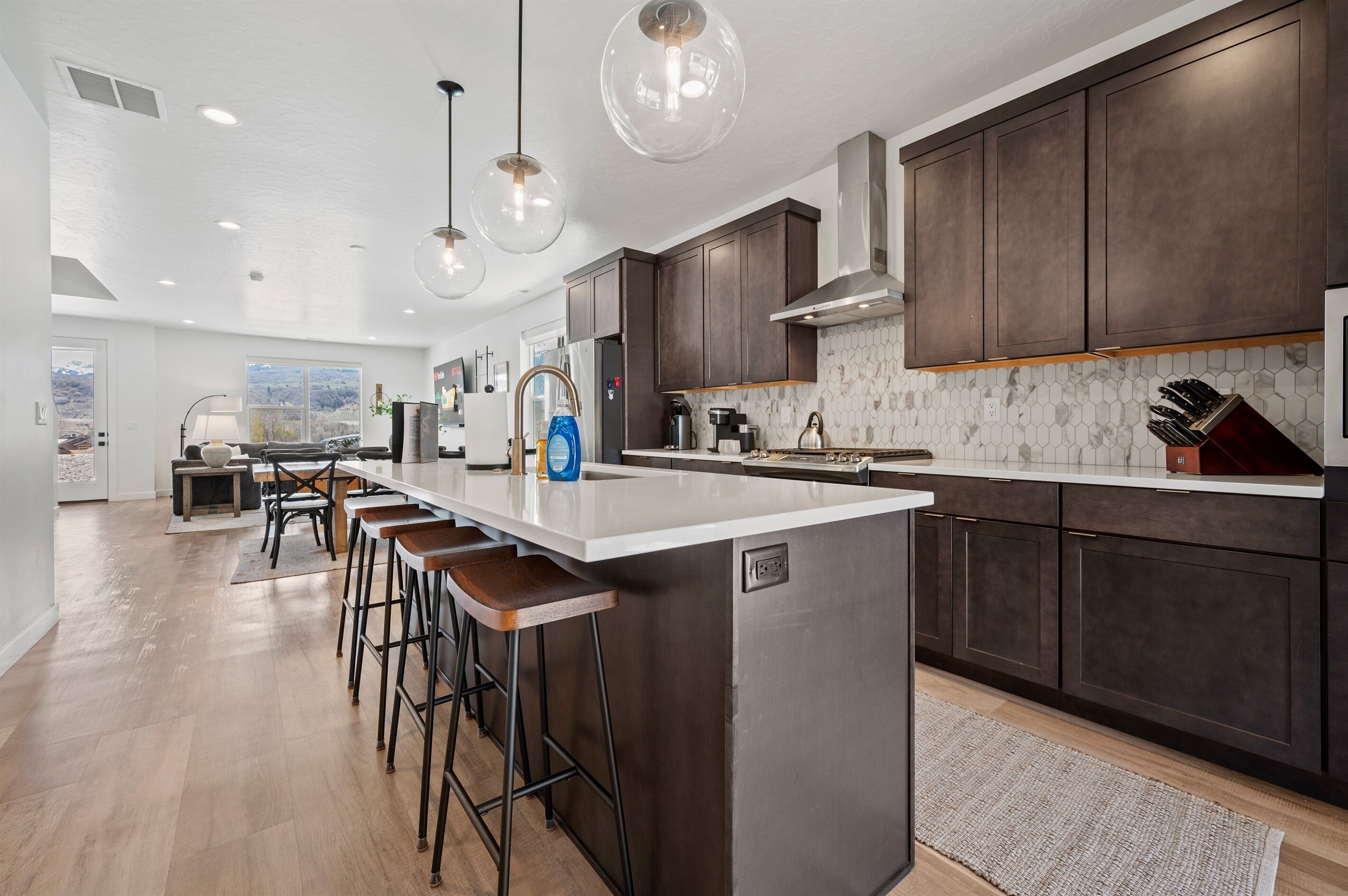 Réfrigérateur, four, plaque de cuisson, lave-vaisselle