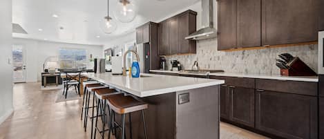 Kylskåp, ugn, spishäll och diskmaskin