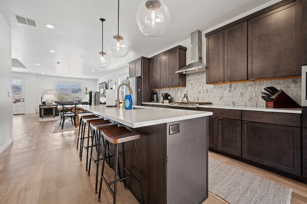 Een koelkast, een oven, een kookplaat, een vaatwasser