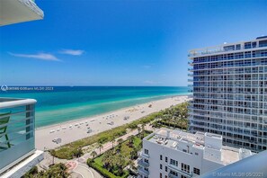 On the beach - Luxury Mid-beach, Oceanfront 3BR, 3-Bath condo in Faena district. 16th floor. (Miami Beach)