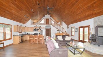 House, Multiple Beds (Dickies Roadhouse      ) | Living room