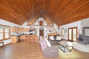 House, Multiple Beds (Dickies Roadhouse      ) | Living room - Dickies Roadhouse (Great Cacapon)