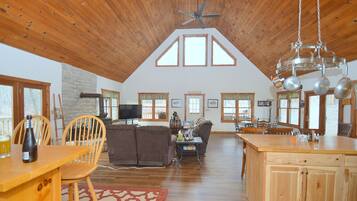 House, Multiple Beds (Dickies Roadhouse      ) | Interior