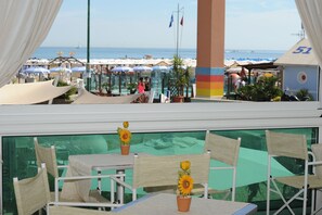 Petit déjeuner buffet (10 EUR par personne)