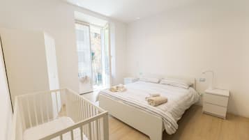 1 quarto, ferros/tábuas de passar roupa, berço de viagem