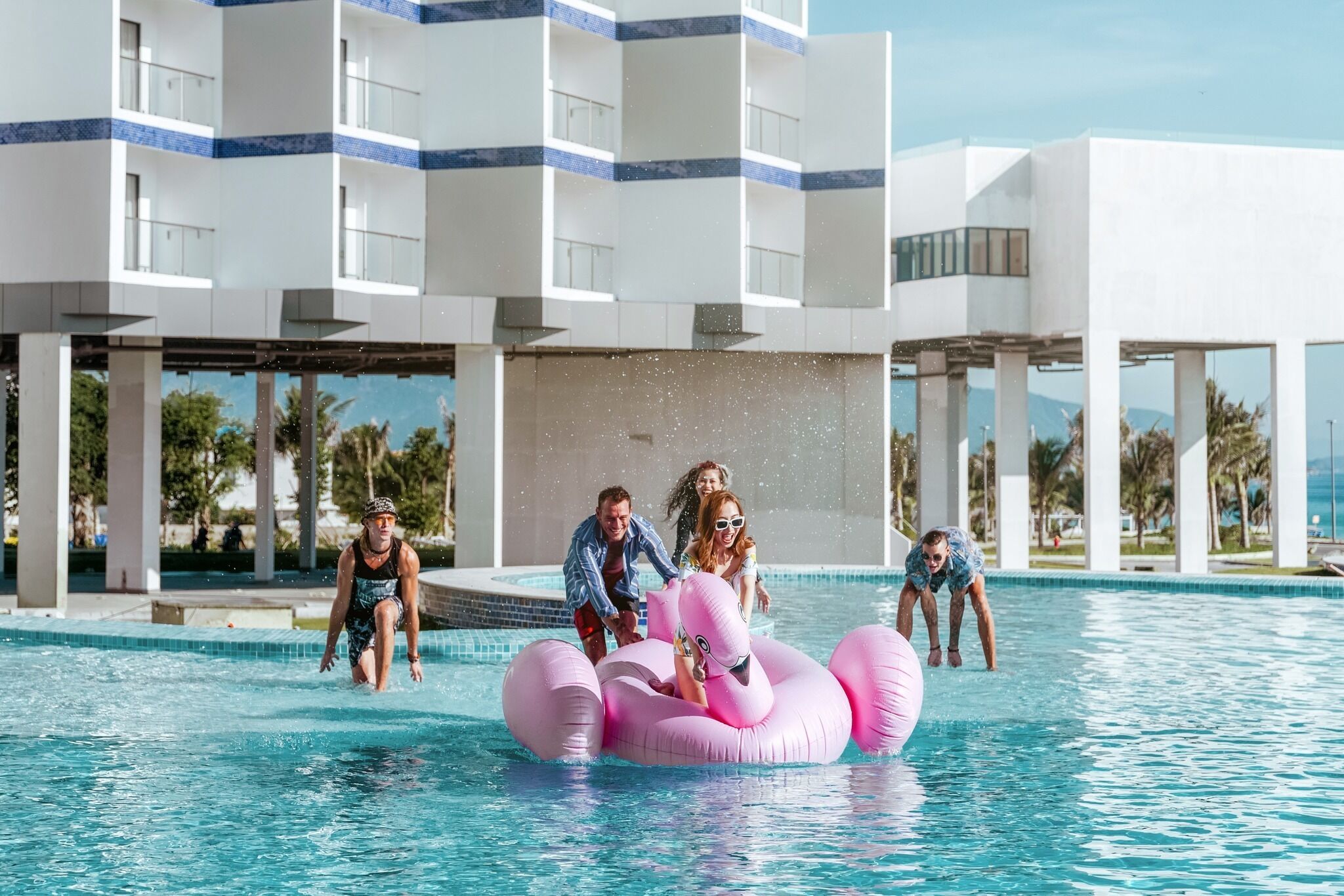 Une piscine avec un bâtiment moderne en arrière-plan.