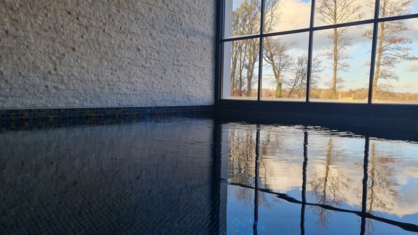 A heated pool - Loftconcept57. Maison-spa Privé Avec vue sur L'étang du Stock (Kerprich-aux-Bois)