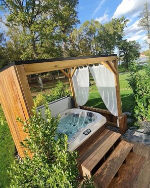 Outdoor spa tub - Loftconcept57. Maison-spa Privé Avec vue sur L'étang du Stock (Kerprich-aux-Bois)