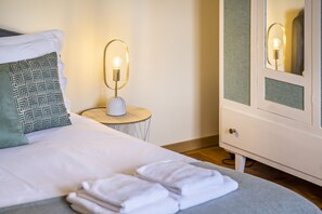 3 habitaciones, tabla de planchar con plancha y cuna de viaje 