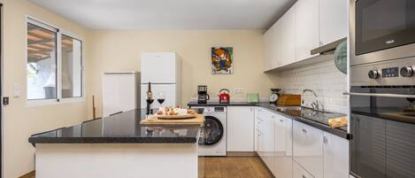Refrigerador, microondas, horno y lavavajillas