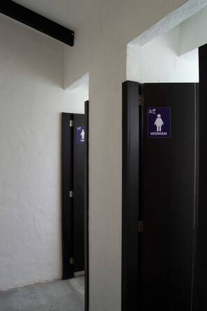 Separate bathtub and shower, towels, soap, shampoo - Neblina Bird (Plaza Gutiérrez)