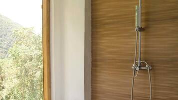 Comfort-værelse til 3 personer - balkon - bjergudsigt | Badeværelse | Separat badekar og bruser, håndklæder, Sæbe, Shampoo