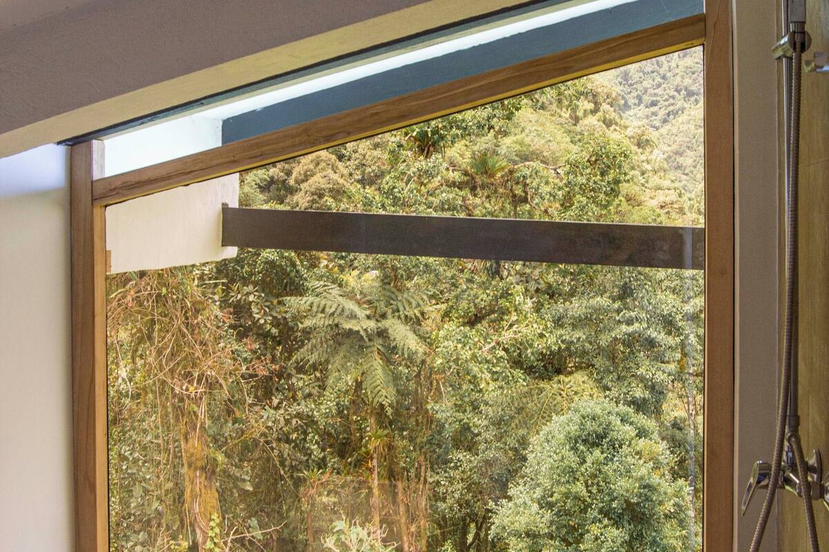 Uma casa de banho moderna com uma janela grande, uma banheira e um chuveiro.