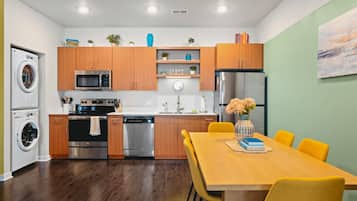 Kylskåp, mikrovågsugn, ugn och spishäll