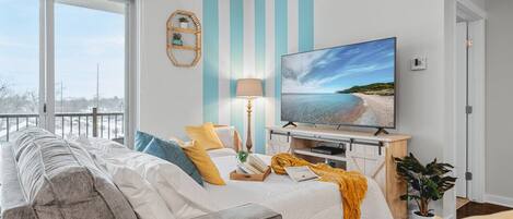 2 室のベッドルーム、デスク、アイロン / アイロン台、旅行用ベビーベッド