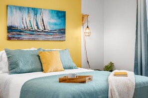 2 habitaciones, escritorio y tabla de planchar con plancha 