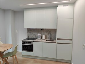 Frigorífico, microondas, horno y placa de cocina