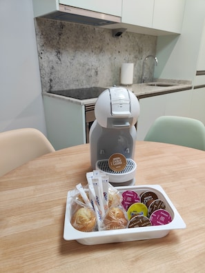 Een koelkast, een magnetron, een oven, een kookplaat