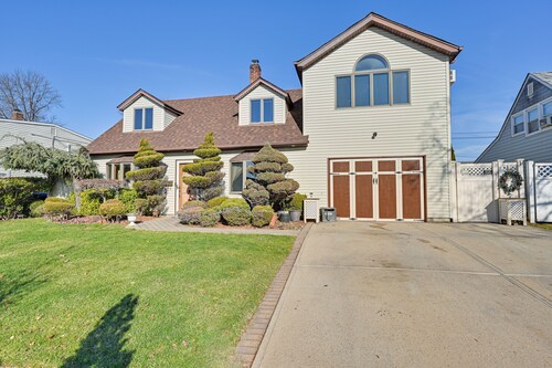 Cozy Levittown Apartment: Full Kitchen + Smart TV!