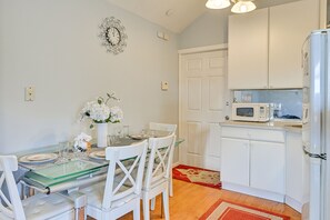 Réfrigérateur, micro-ondes, plaque de cuisson, cafetière/bouilloire