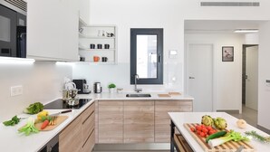 Cafetera/tetera, refrigerador, microondas, horno