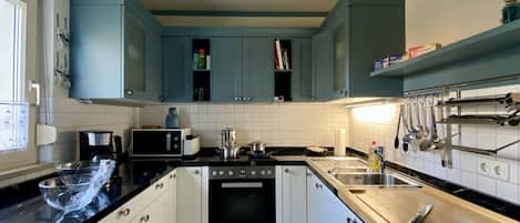 Réfrigérateur, four à micro-ondes, un four, surface de cuisson