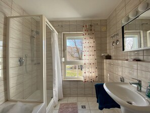 Hair dryer, towels, soap, shampoo - Idyllisches Ansbacher Apartment (Ansbach)