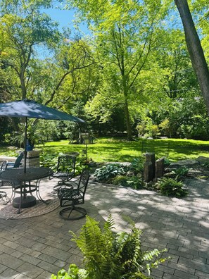 Outdoor dining - Gorgeous, Newly Built Guesthouse In Charming  Downtown Geneva! (Geneva)