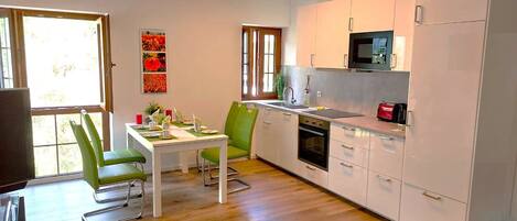 Refrigerador, microondas, horno, placa de cocina