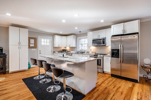 Modern Gem 5BR w/ Workspace + King Beds