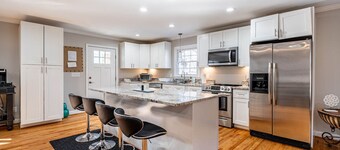 Modern Gem 5BR w/ Workspace + King Beds