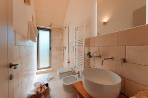 Bruser, hårtørrer, bidet, håndklæder